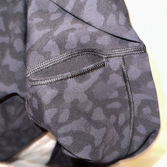 lululemon 6 21” Black Gray Camouflage Athletic Workout Crop Legging - Picture 7 of 8